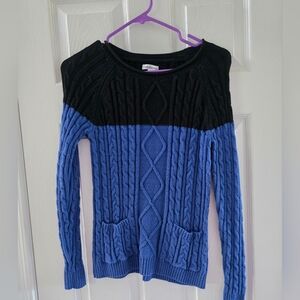 Women's Croft & Barrow Black and Blue Cable Knit Sweater with front pockets.